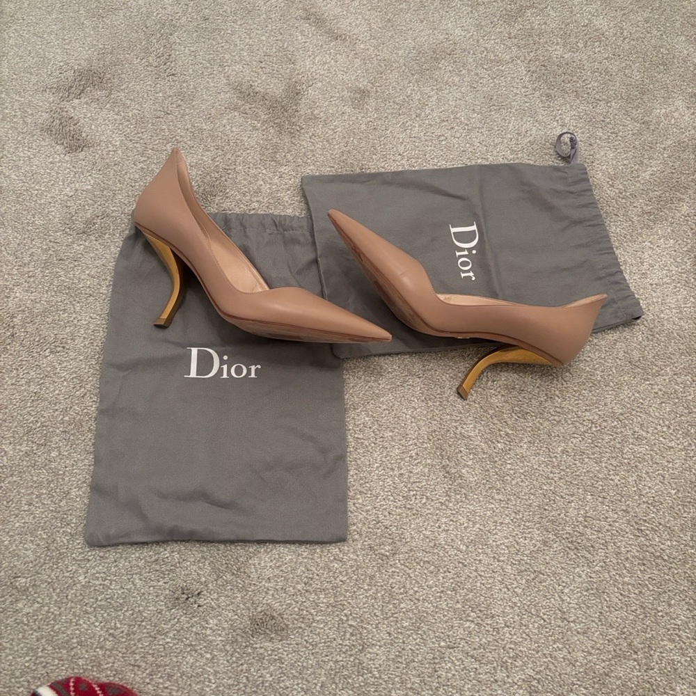 Christian Dior Calfskin Pointed D Moi Pumps 38D Nude.